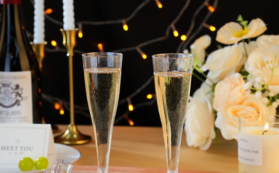 4.5oz Silver Glitter Plastic Champagne Flutes a1